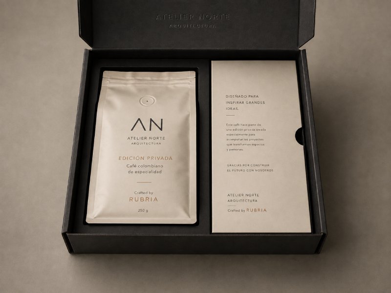 Edición corporativa RUBRIA con caja, café y pieza editorial personalizada